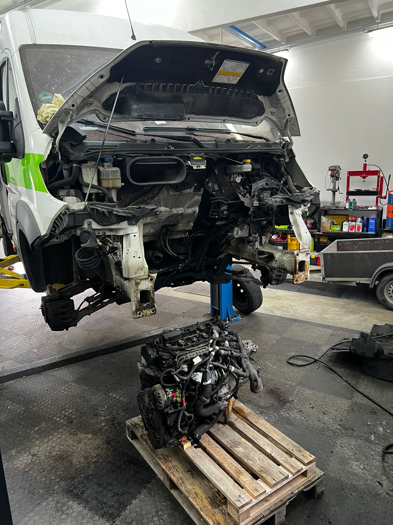 Oprava brzd a podvozku osobního automobilu v autoservisu v Rakovníku